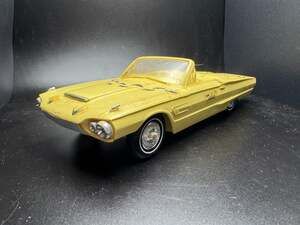 AMT 1965 Ford Thunderbird Convertible 1:25 Yellow Dealer Promo friction